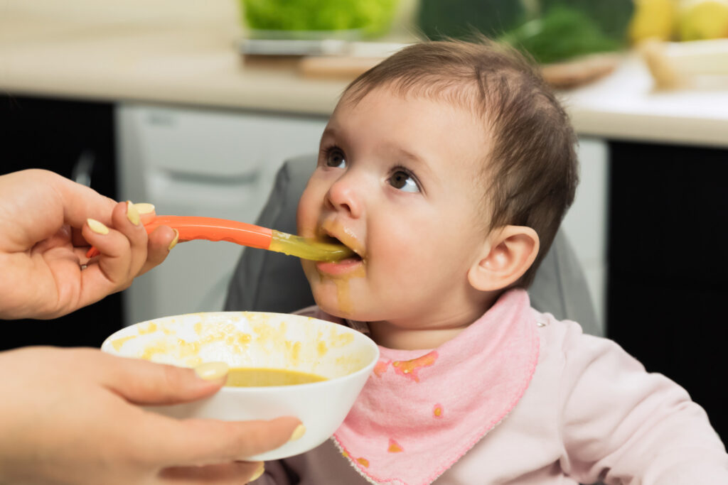 Alopécie du nourrisson : pourquoi bébé perd ses cheveux sur le crâne 3 alimentation équilibrée bébé