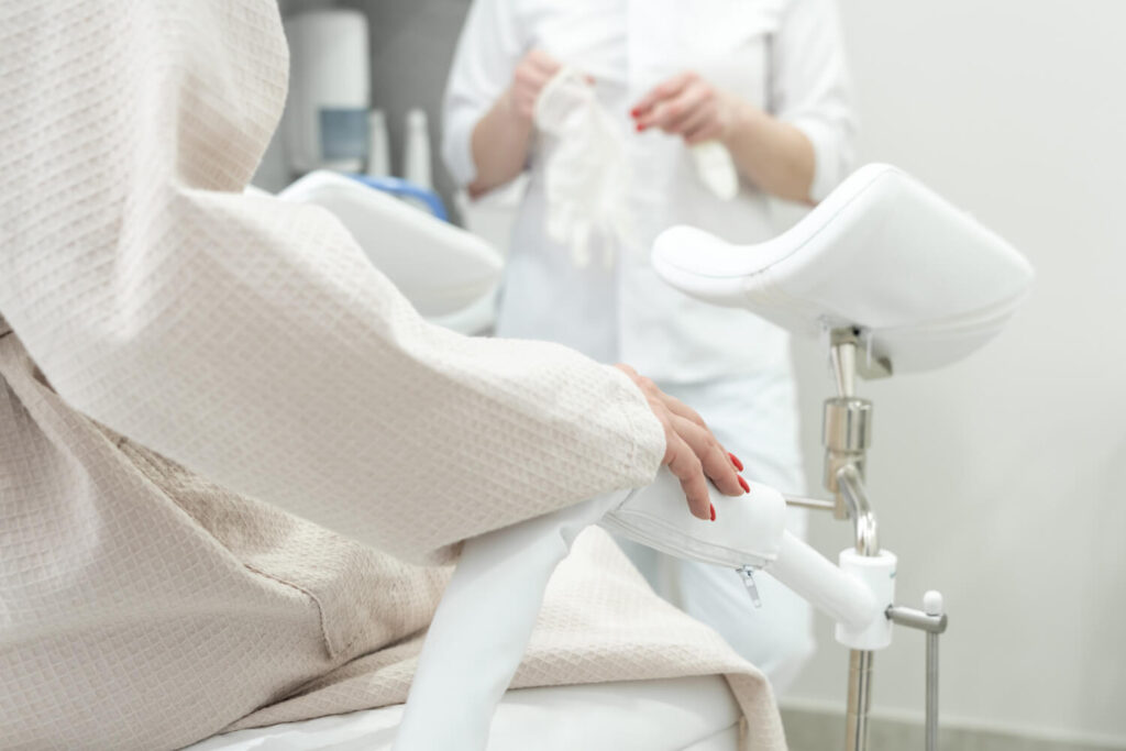 Femme consultant gynécologue pour symptômes stérilet périmé