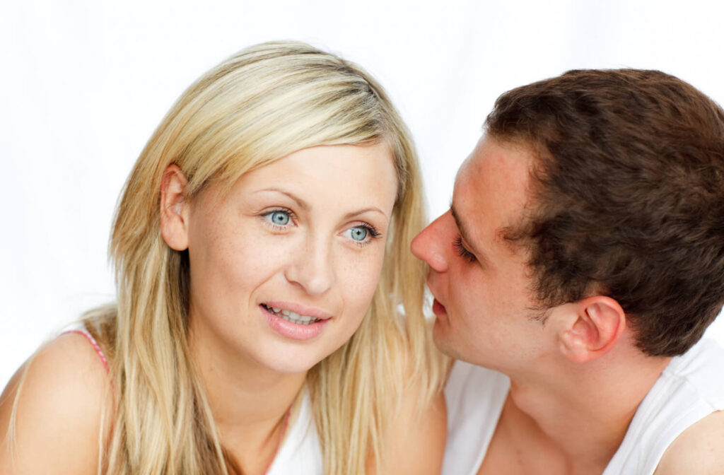Jeune couple qui s'embrasse tendrement après la cicatrisation complète d'une opération des dents de sagesse