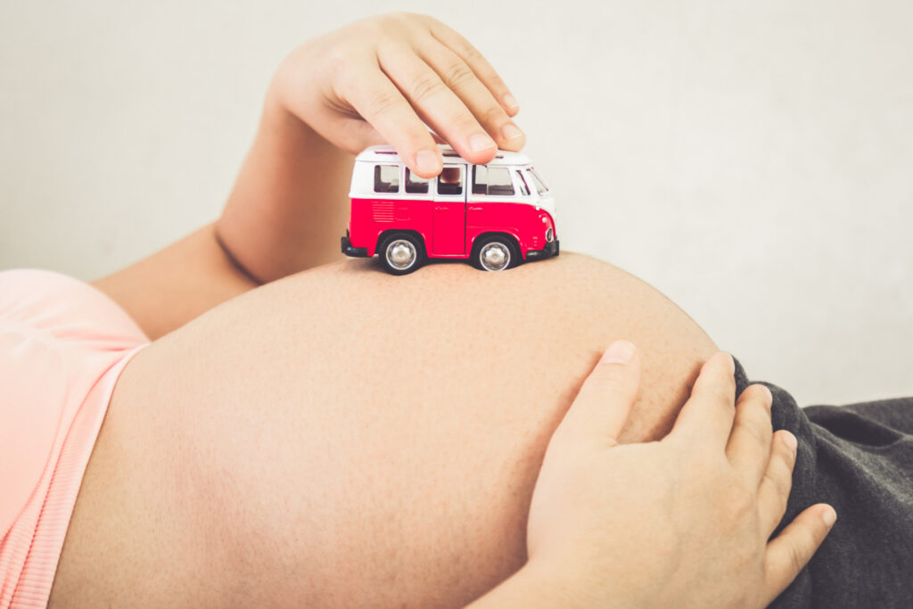 Voyage en voiture enceinte de 8 mois : précautions, risques et conseils sécurité 3