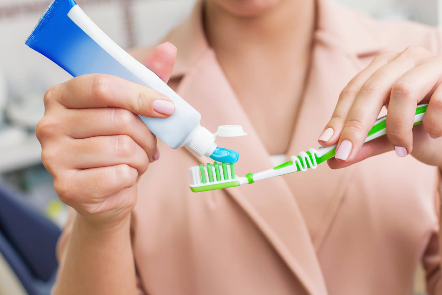 Tube de dentifrice périmé avec date d'expiration visible