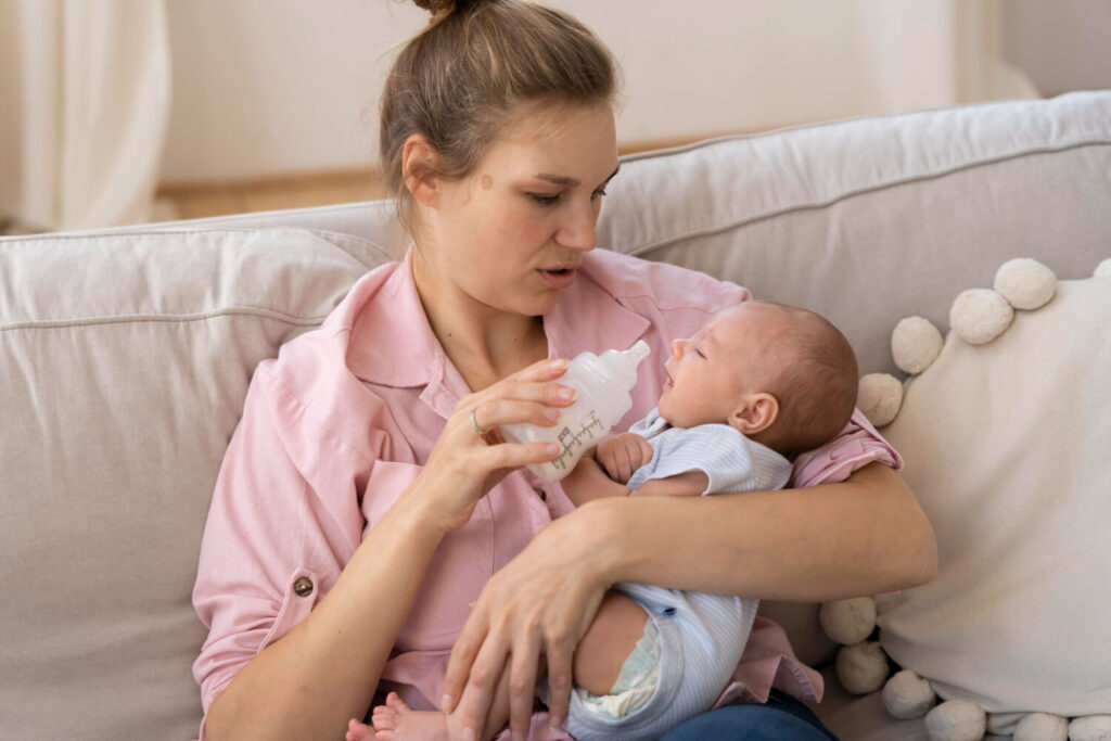 Bébé pleurant réclamant biberon une heure après son repas