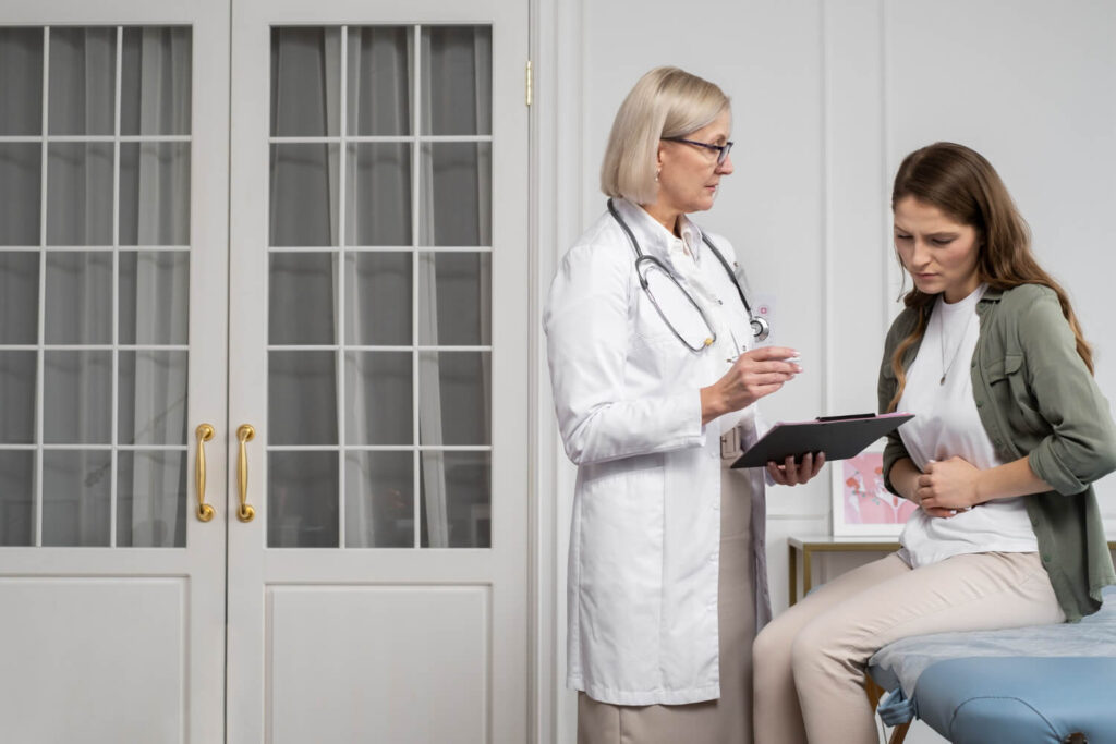 Femme inquiète consultant son médecin après avoir découvert sa grossesse post-opération