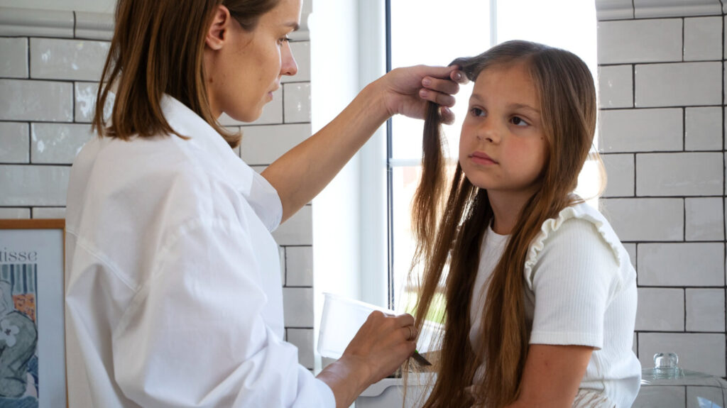 Mère inquiète observant la chute de cheveux importante de sa fille