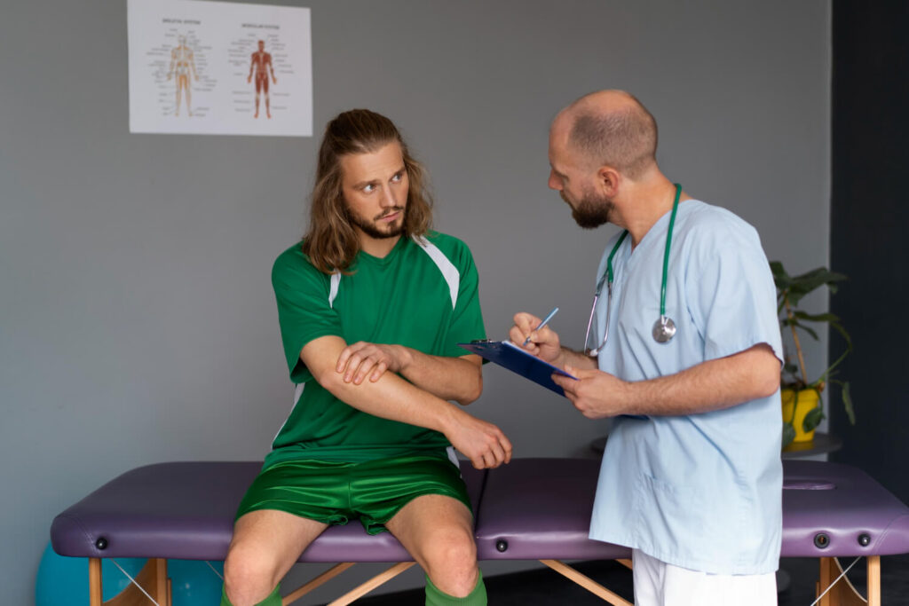 Patient consultant un nouveau kinésithérapeute avec ordonnance médicale