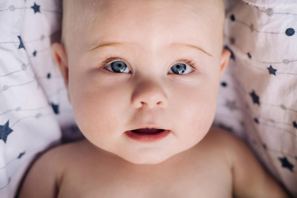 Nouveau-né regardant vers le haut - développement visuel normal du bébé