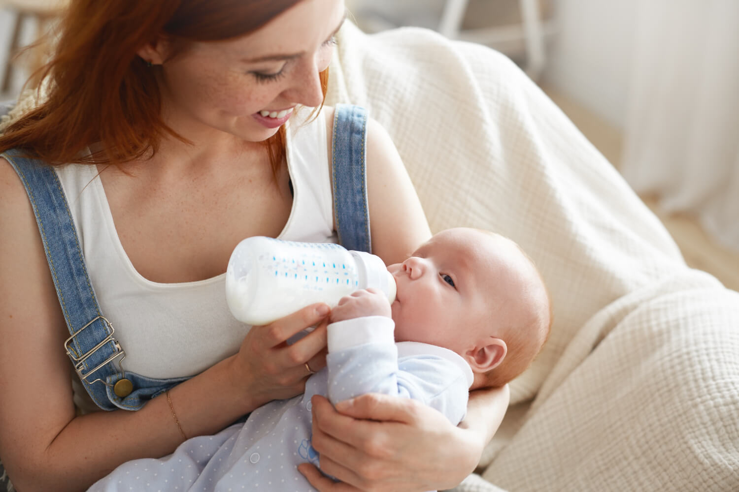 Parent préparant des biberons avec lait épaissi et lait normal pour bébé