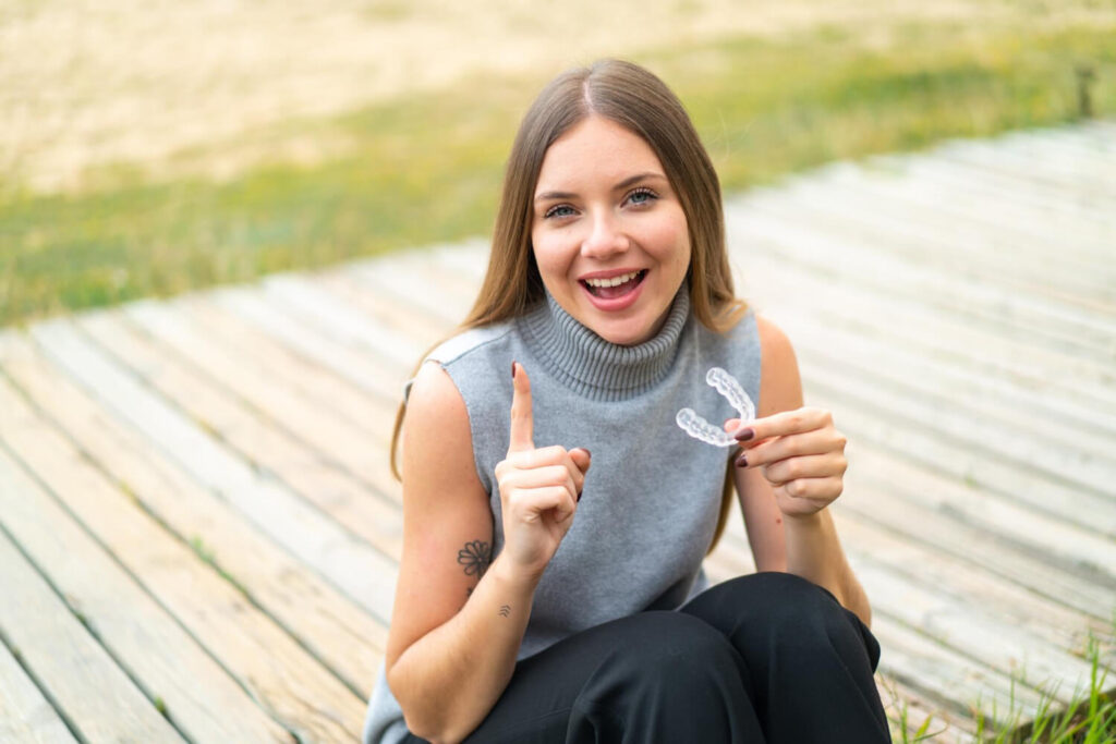 Personne souriant avec une prothèse dentaire discrète - astuces camouflage