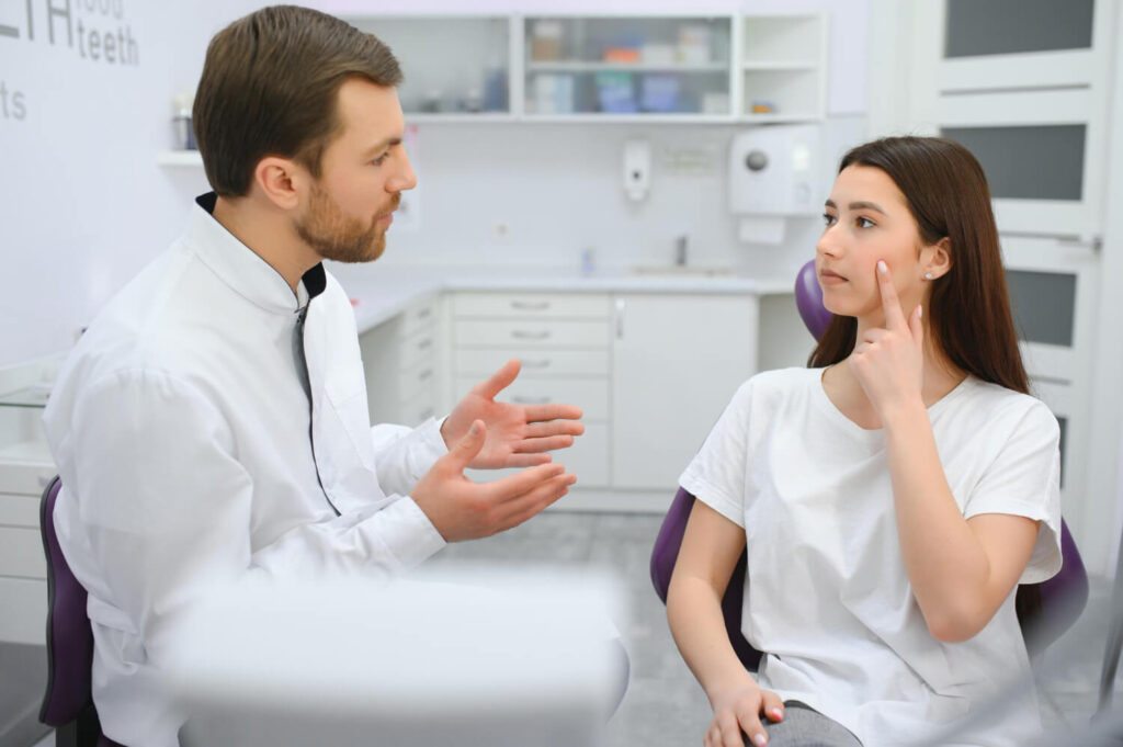 Patient consultant dentiste pour gonflement persistant après extraction dents de sagesse