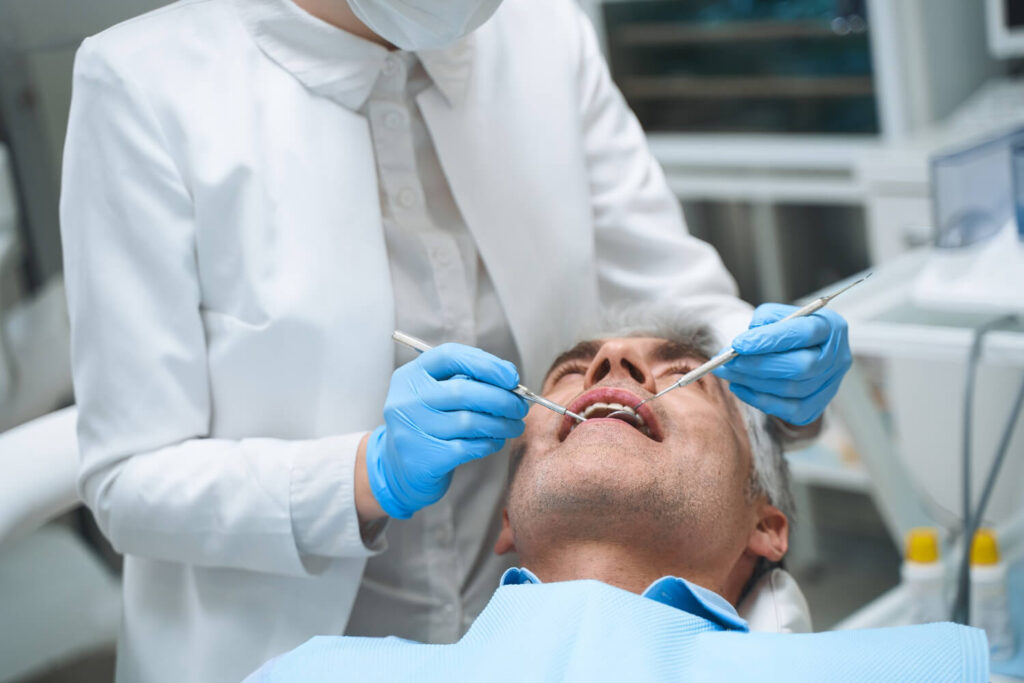 Ma couronne d'implant dentaire bouge : causes, risques et solutions d'urgence 3