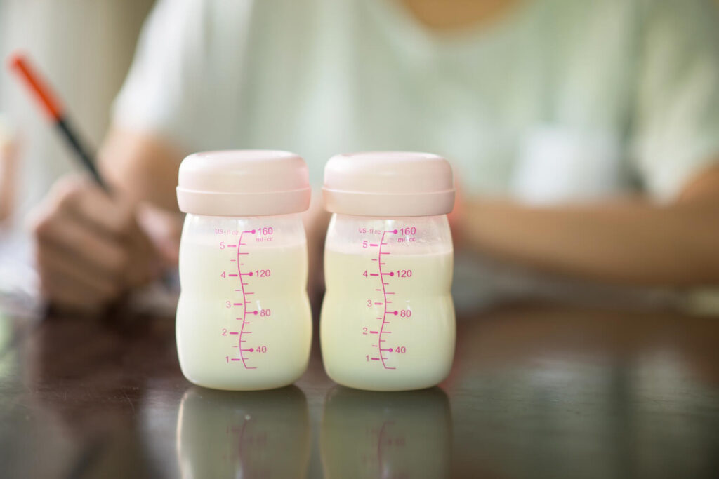 2 biberons alternance lait épaissi et lait normal