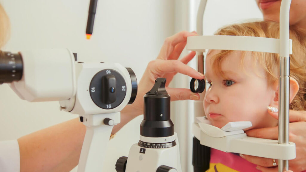 Pourquoi mon bébé regarde toujours vers le haut 3