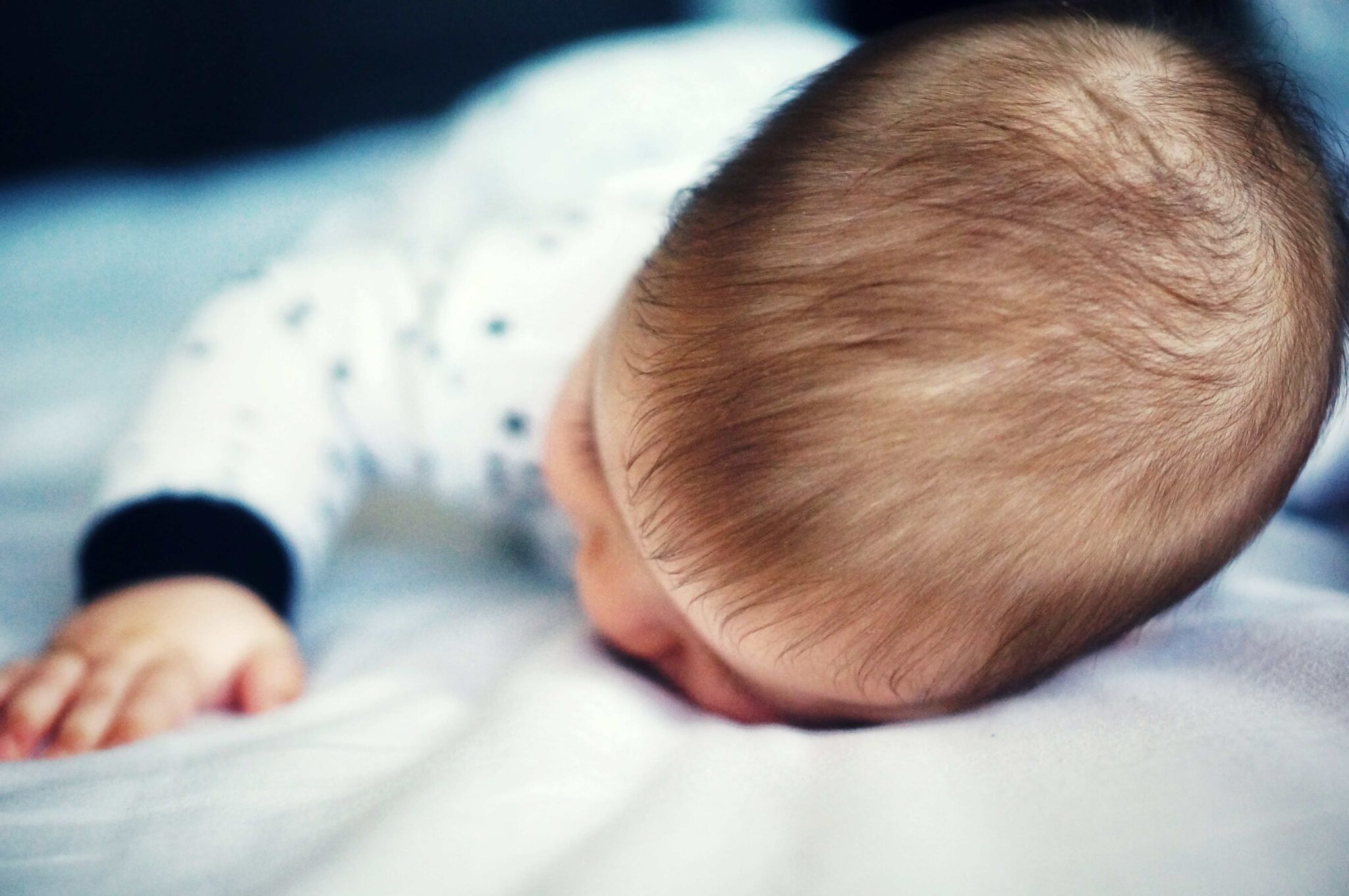 Mon bébé secoue sa tête de gauche à droite rapidement jeu, sommeil ou — free download