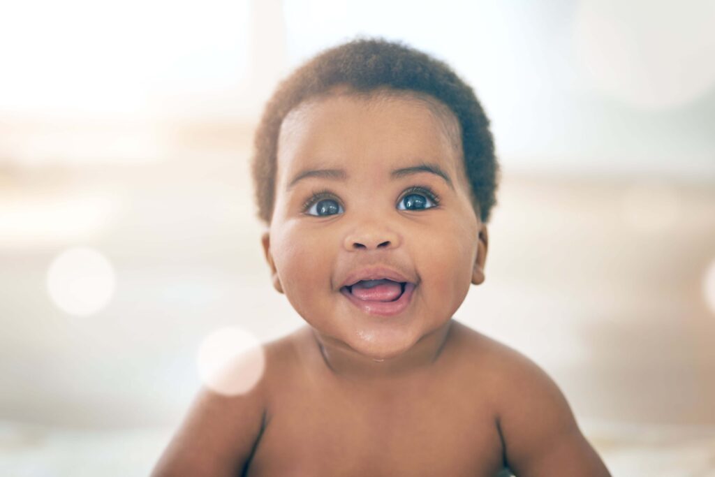 Bébé métisse aux yeux bleus - génétique et hérédité oculaire