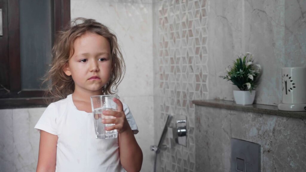 Enfant près d'un point d'eau stagnante - risques sanitaires et prévention