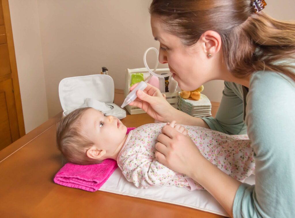 Parent prodiguant des soins nasaux doux à son bébé - techniques sécurisées