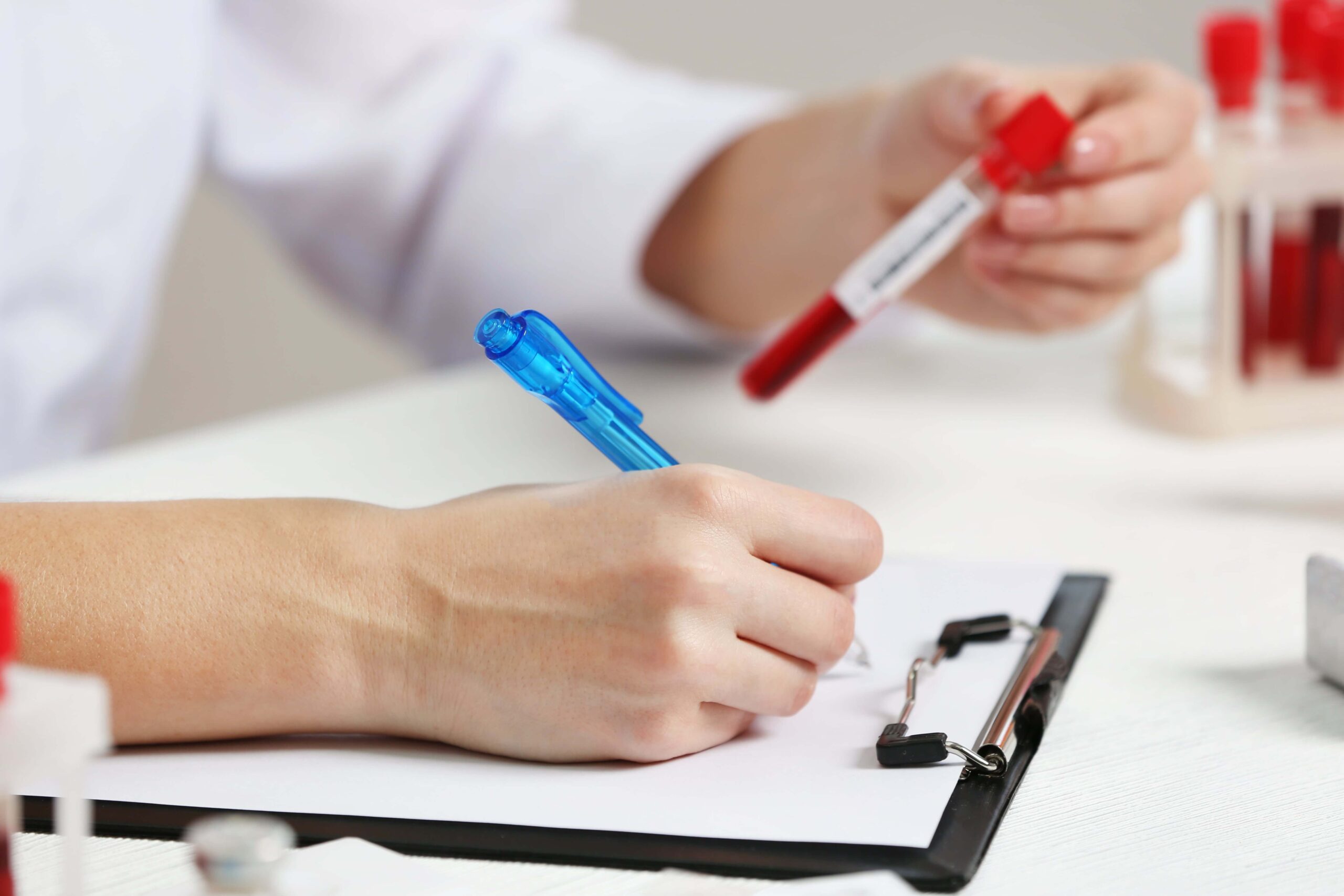 Prélèvement sanguin pour détermination du groupe sanguin en laboratoire médical