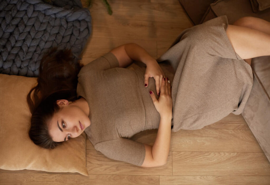 Vibrations dans le bas du ventre : qu'est-ce que c'est ? 2 photo montrant des vibrations dans le bas du ventre d'une femme pour en expliquer les causes.
