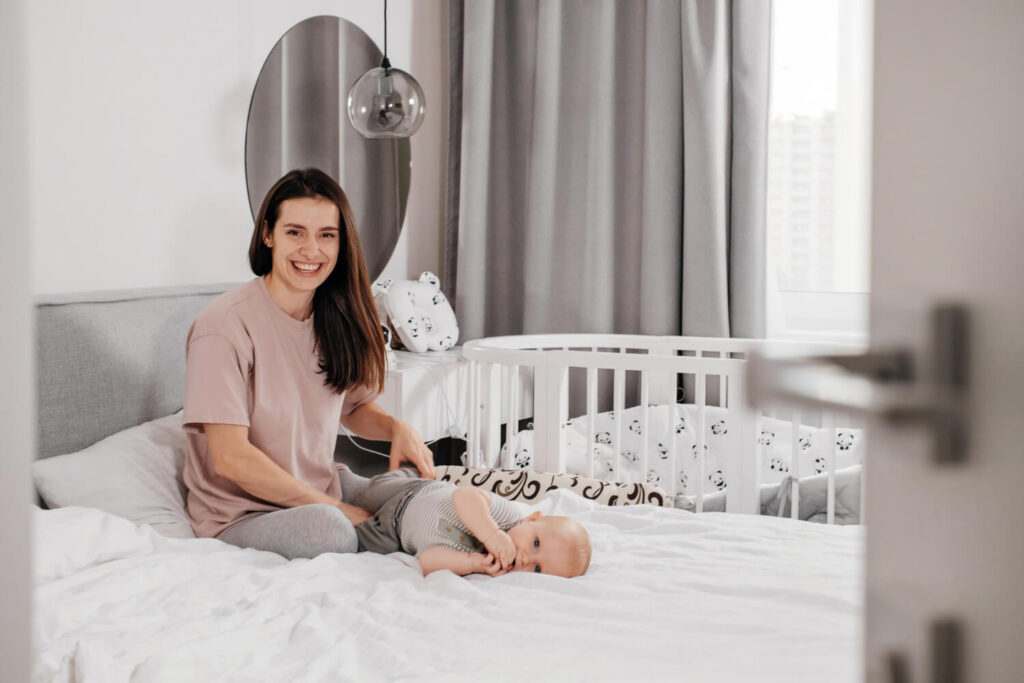 Une seule chambre pour bébé et parents : le guide 3 Chambre de parents bien aménagée avec un coin pour bébé, montrant les solutions pour une seule chambre partagée.