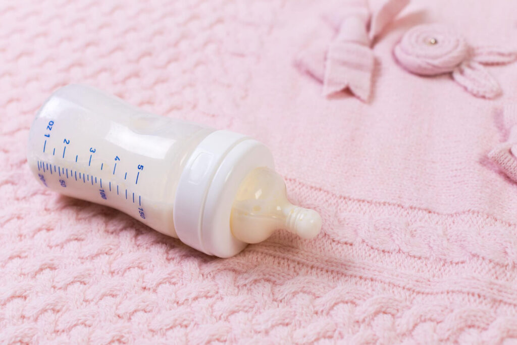 Bébé tourne la tête pendant le biberon : que faire ? 3