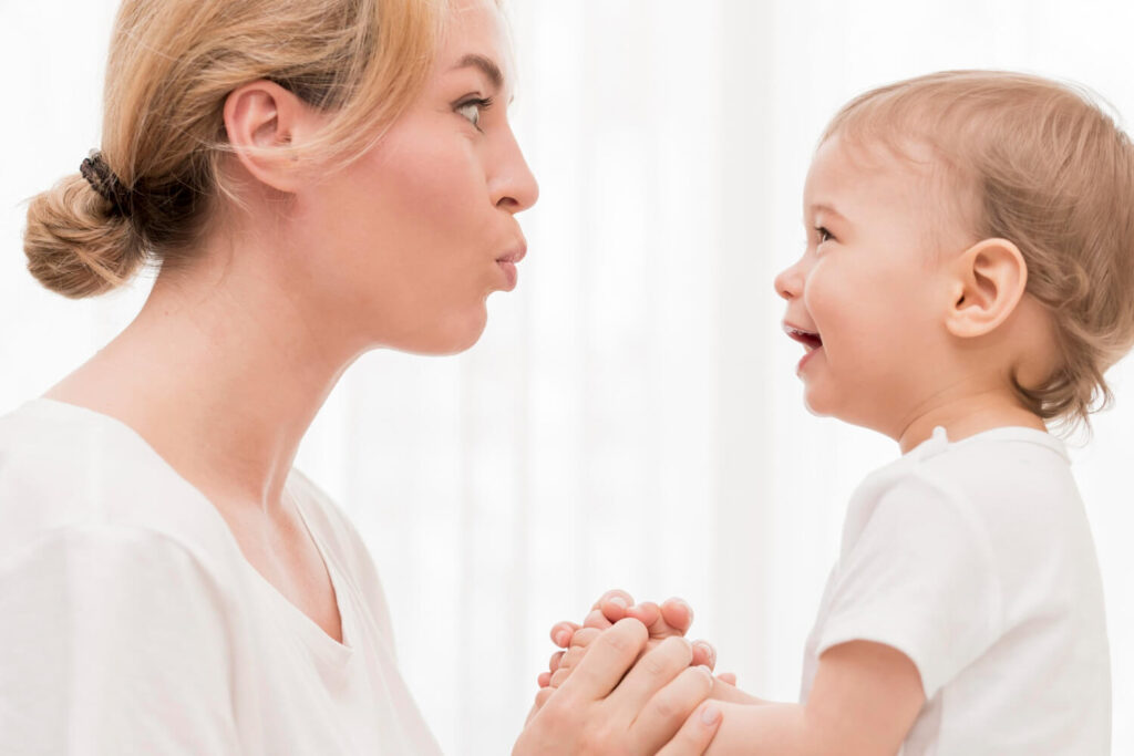 Bébé a la voix cassée sans fièvre ni toux : pourquoi ? 3 Maman jouant avec son bébé qui a la voix cassée sans fièvre ni toux