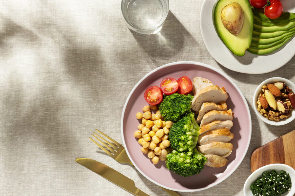 Assiette équilibrée conçue par une nutritionniste pour un régime à 1600 kcal, avec du saumon, du quinoa et des légumes.