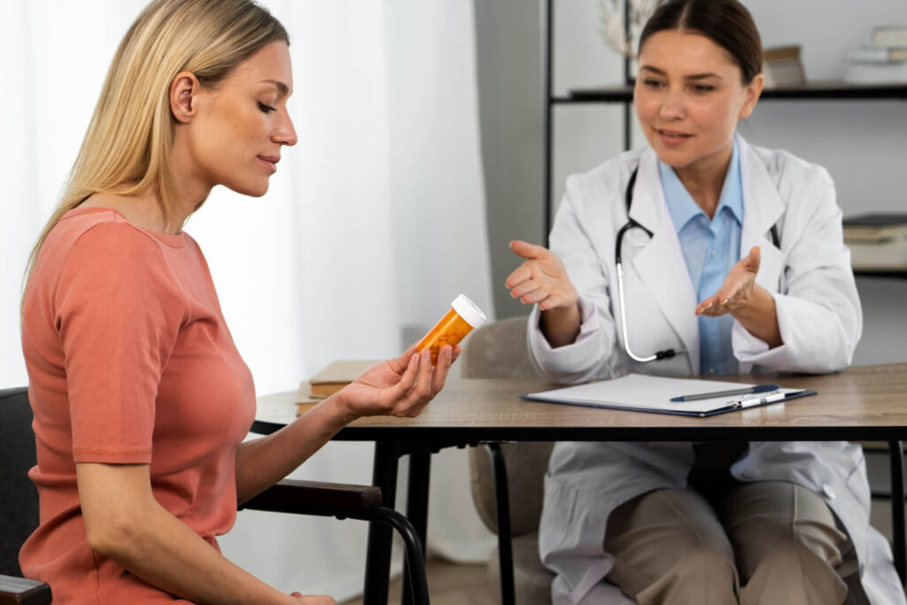 Comment reprendre la pilule après un long arrêt ? 4 Femme consultant son médecin pour obtenir des conseils avant de reprendre la pilule après un long arrêt.