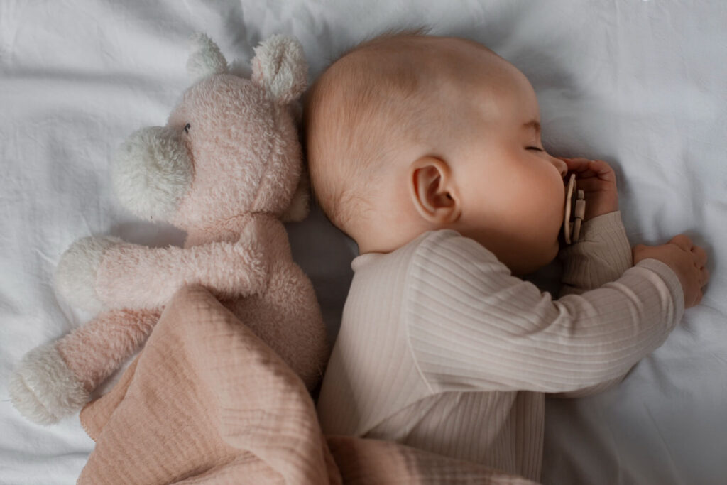 Mon bébé de 3 mois commence sa nuit à 18h : que faire ? 3 bébé de 3 mois qui dort à 18h