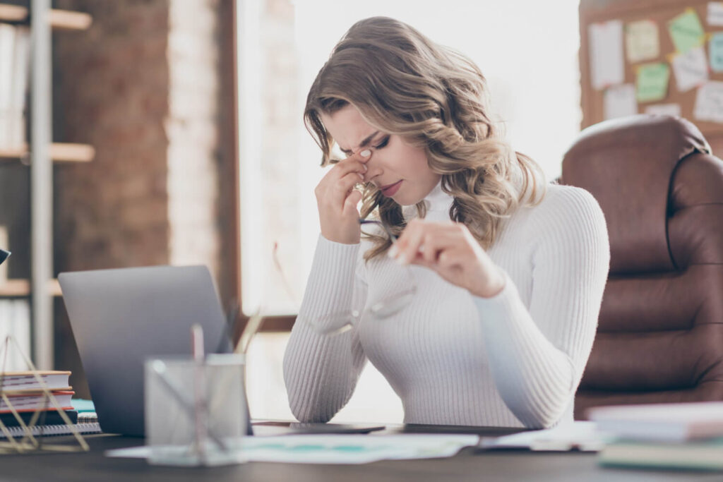 Vibrations dans le bas du ventre : qu'est-ce que c'est ? 3 femme qui a des vibrations dans le bas du ventre du fait  de sa consommation de stimulants
