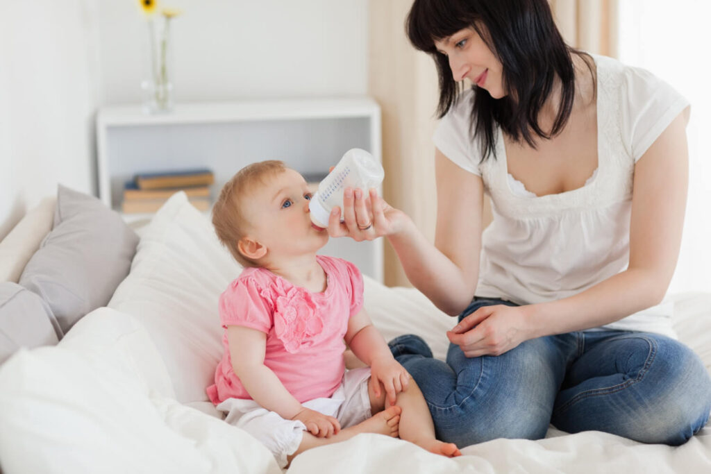 Mon bébé de 10 mois ne tient pas son biberon : normal ? 3