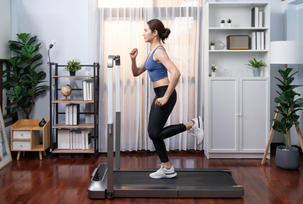 Perte de poids sur tapis de course : mon témoignage 2 Personne courant avec détermination sur un tapis de course, pour un témoignage sur la perte de poids.