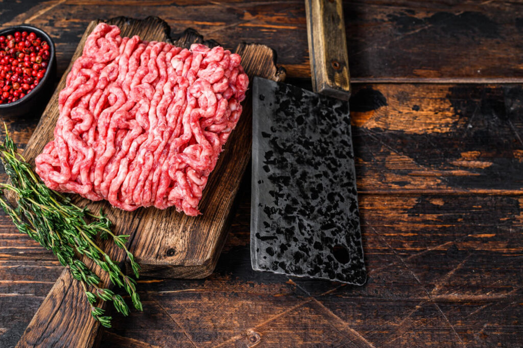 viande hachee sur un plateau