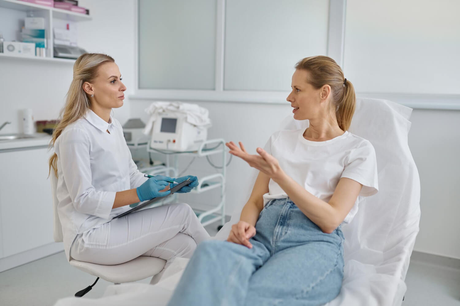 Docteur expliquant les effets après le retrait du stérilet Mirena à la ménopause sur le cycle hormonal à sa patiente.