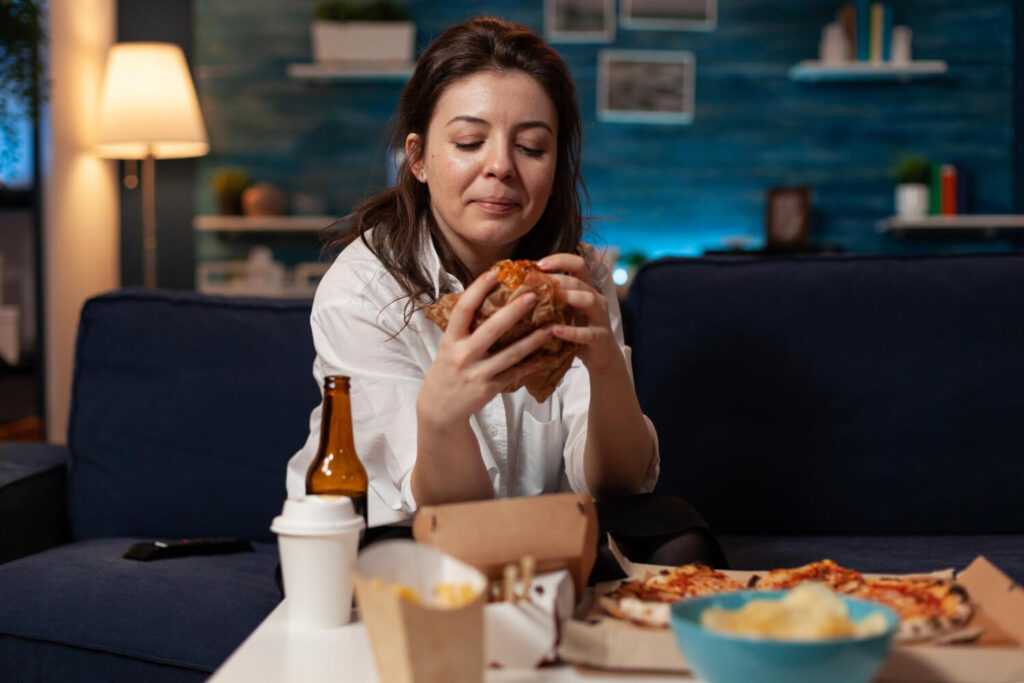 Manger McDo après les dents de sagesse : quand et quoi ? 3 femme qui mange macdo après opération des dents de sagesse