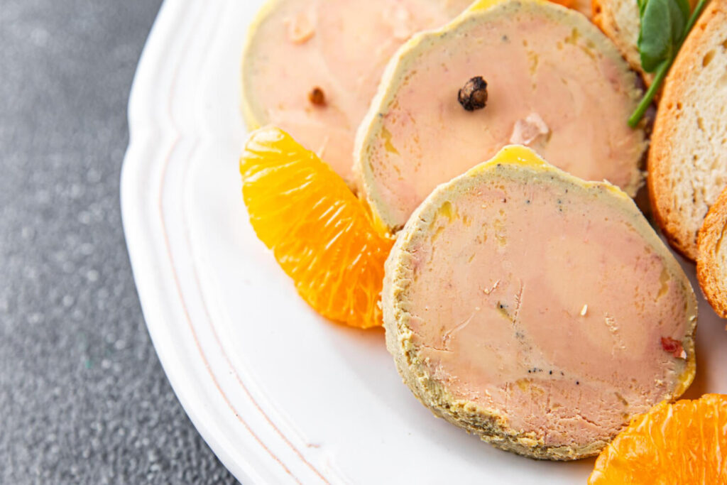 Foie gras congelé depuis 1 an : peut-on le manger ? 2 Bloc de foie gras cru congelé depuis 1 an, s'interrogeant sur les risques pour la santé et la perte de qualité.