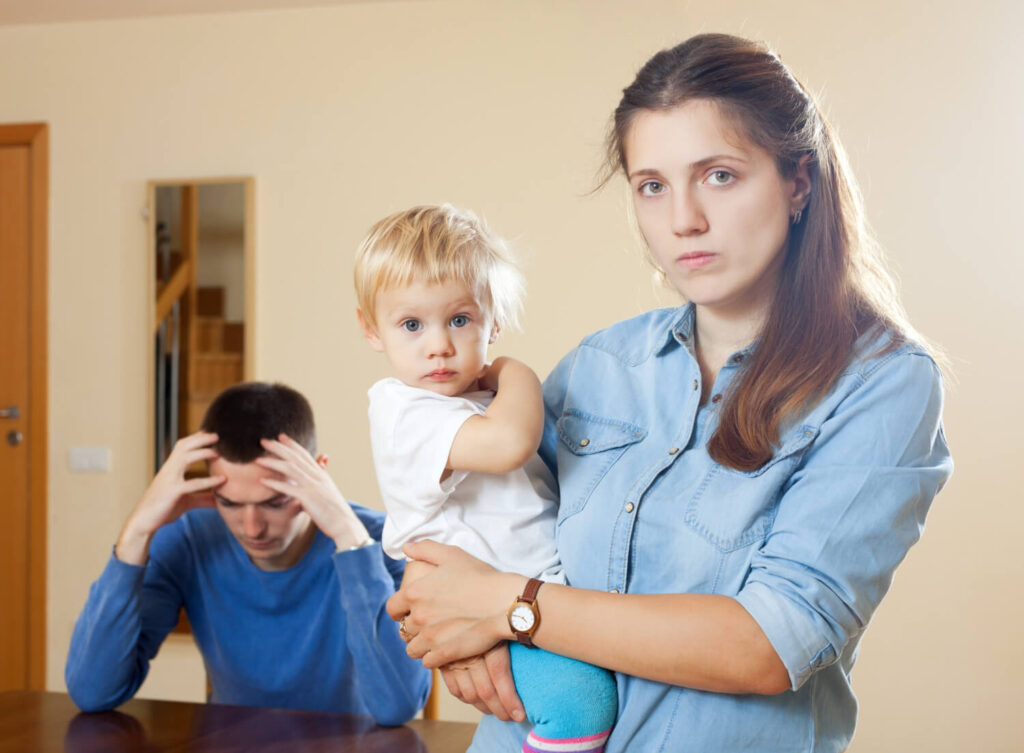 Bébé de 15 mois "insupportable" : pourquoi et que faire ? 6 Parent gérant avec calme une crise de colère d'un bébé de 15 mois jugé insupportable.