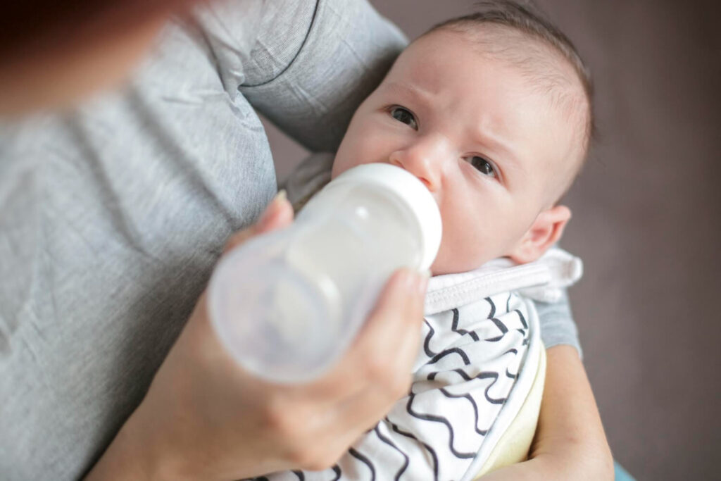 Bébé ne finit pas ses biberons et réclame 1h après ? 2 Bébé qui ne finit pas son biberon et réclame peu de temps après, illustrant les causes possibles.