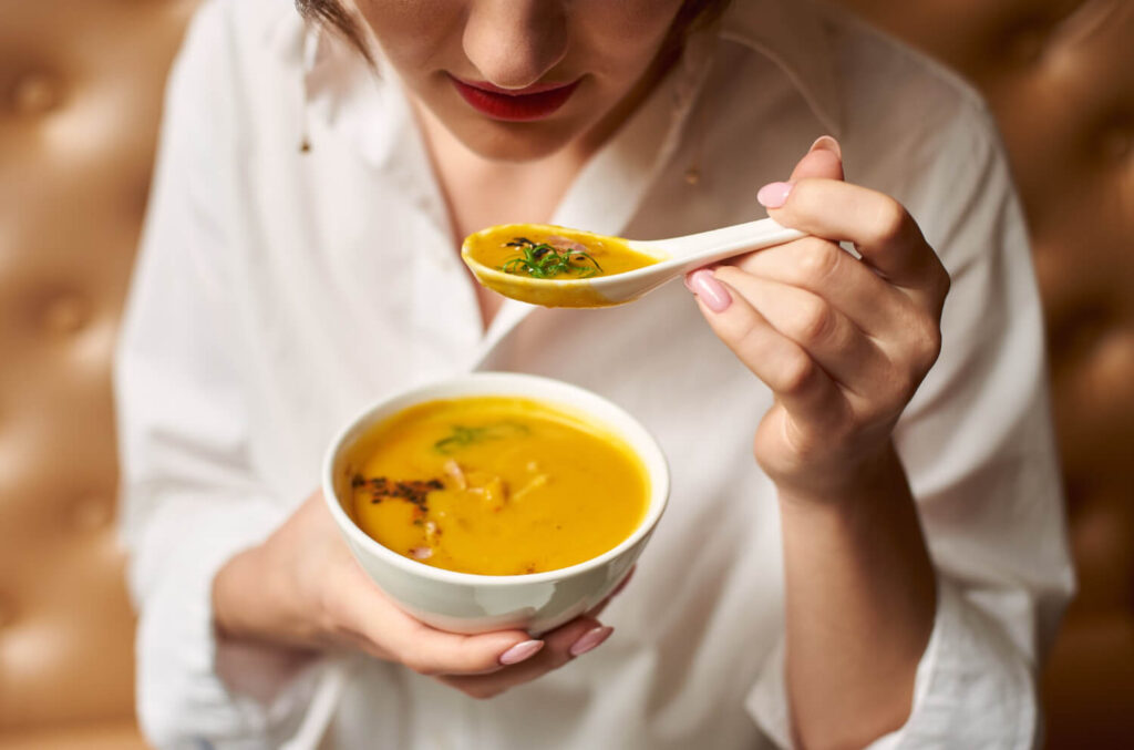 Appareil dentaire : je n'arrive plus à manger, que faire ? 4 manger de la soupe avec un appareil dentaire