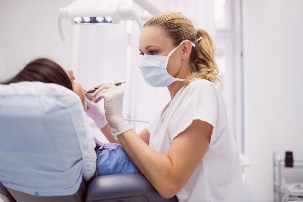 J'ai avalé ma couronne en céramique : est-ce grave ? 4 aller chez le dentiste après avoir avalé sa couronne en céramique