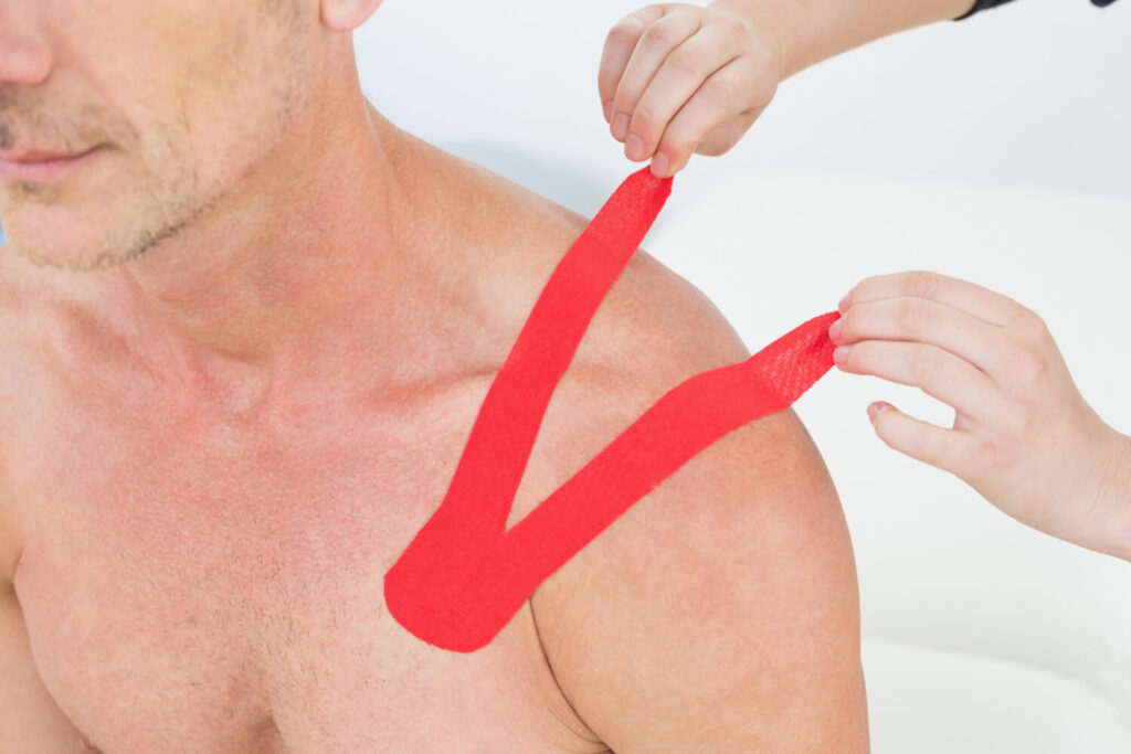 Enlever un strap sans s'arracher les poils : 4 astuces 2 main retirant un strap sans arracher de poils
