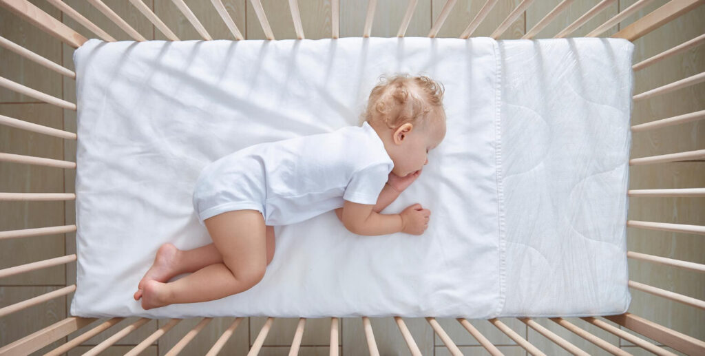 Mon bébé dort dans la largeur du lit : est-ce normal ? 2 Bébé qui dort en travers ou dans la largeur de son lit, un comportement de sommeil normal.