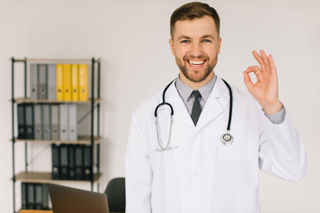 Absence de lésion pleuro-parenchymateuse : qu'est-ce que ça veut dire ? 3 médecin content qui annonce une bonne nouvelle