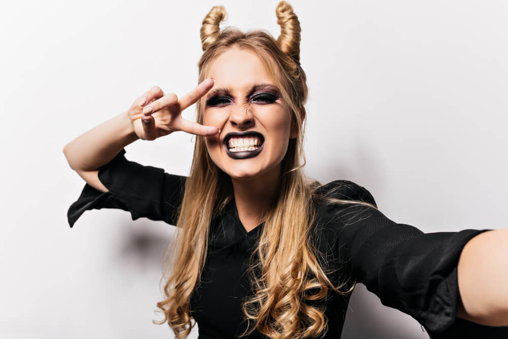 Se faire des "dents de vampire" chez le dentiste : comment ça marche ? 2 Sourire d'une personne montrant des canines légèrement allongées et pointues, façon "dents de vampire".