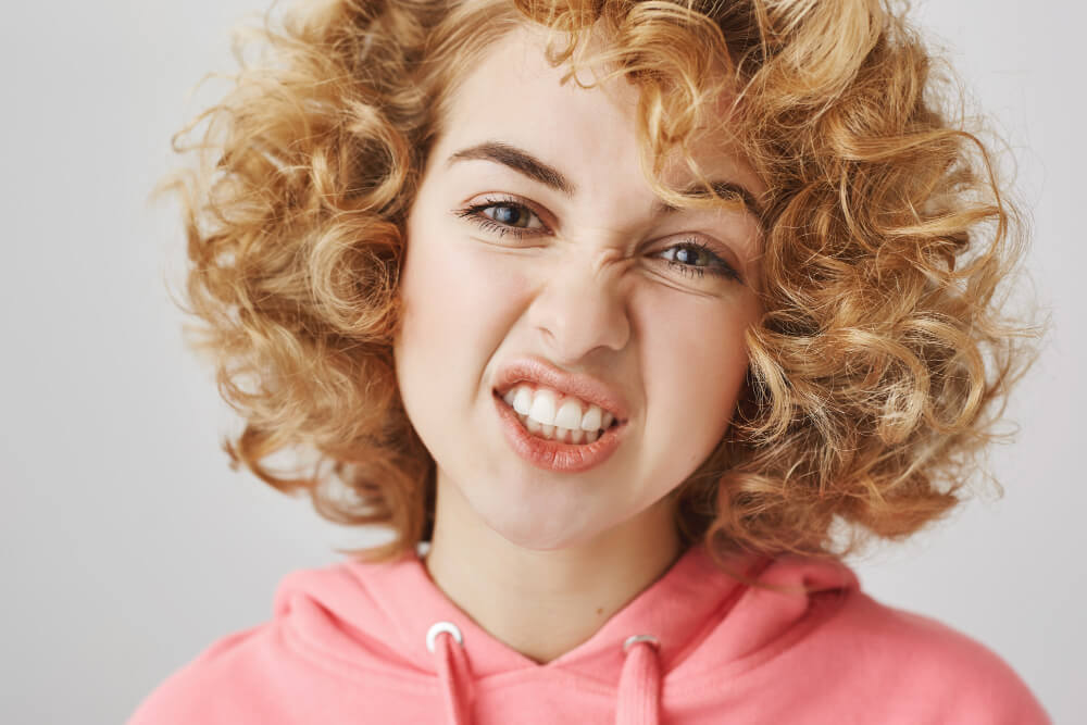 Recoller une dent avec de la Super Glue : est-ce une bonne idée ? 3 couronne dentaire décollée
