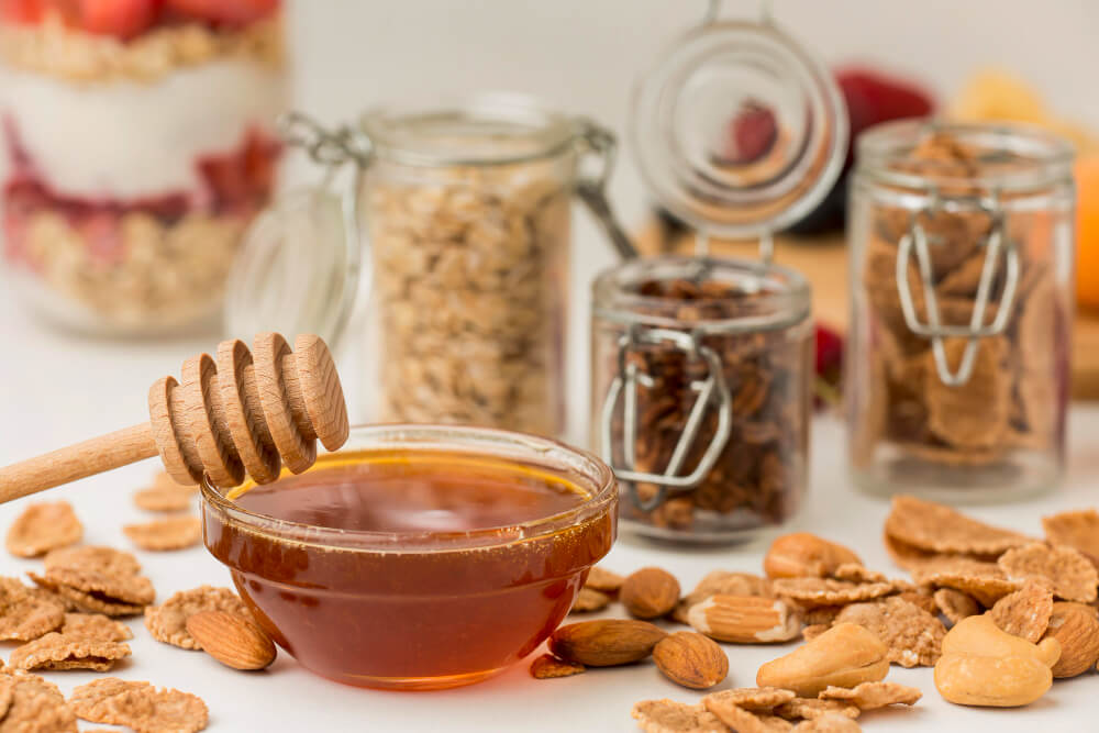 L'apithérapie peut-elle aider à la perte de poids ? 3 Composition avec les produits de la ruche : pot de miel, pollen en grains, propolis et gelée royale.