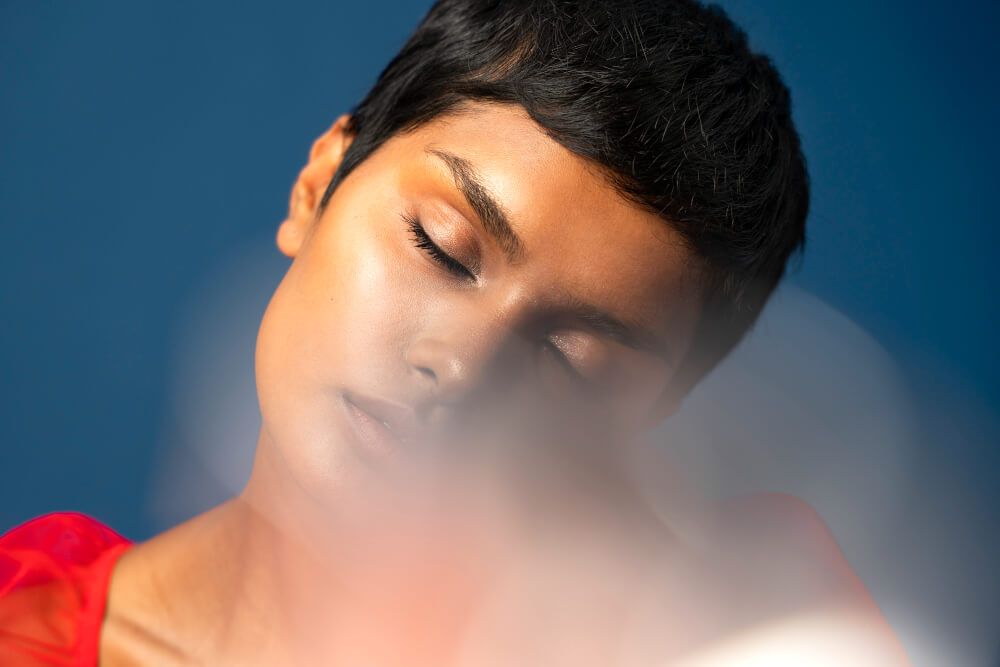 Flash lumineux les yeux fermés : explication scientifique et spirituelle 9 Illustration stylisée d'un visage les yeux fermés, avec une lumière émanant de la zone du front (troisième œil).
