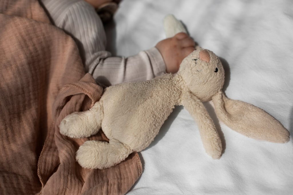 Doudou imprégné de l'odeur des parents posé dans le berceau pour rassurer l'enfant.
