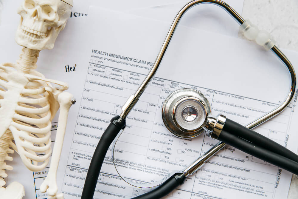 Reprise après Accident du Travail sans certificat final : quels sont les risques ? 2 Formulaire Cerfa de certificat médical final d'accident du travail avec un stéthoscope.