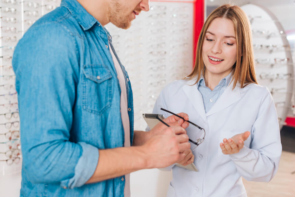 Opticien vérifiant la vue d'un patient pour renouveler une ordonnance de lunettes.
