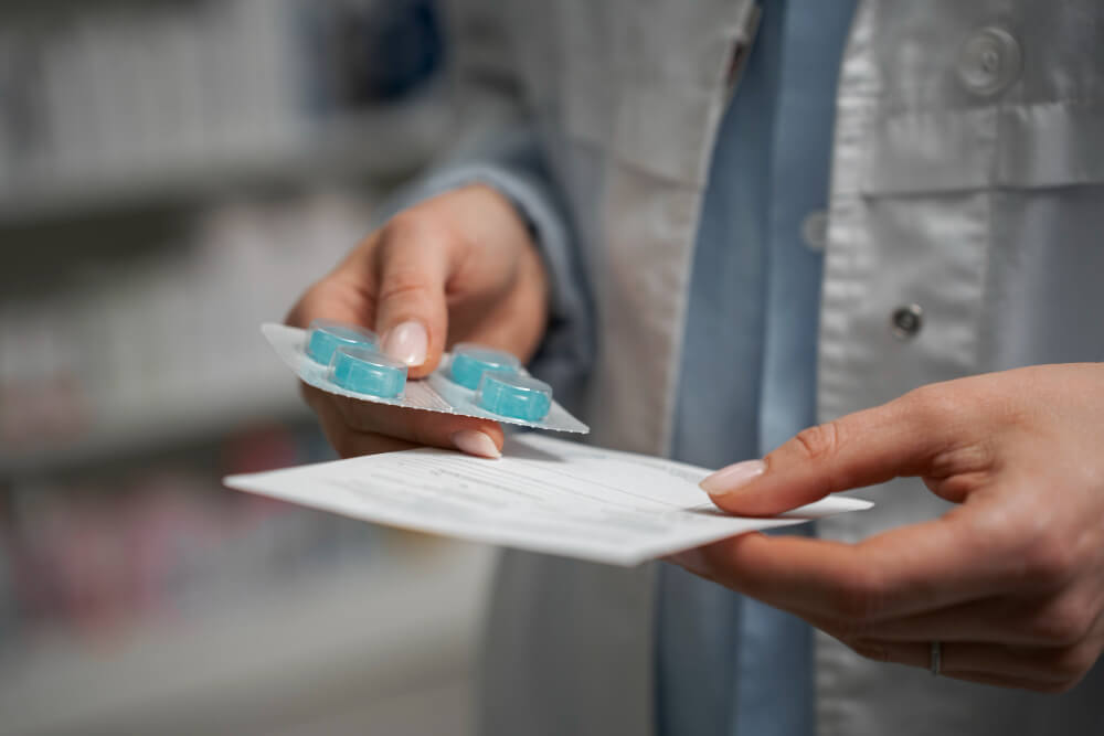Combien de temps est valable une ordonnance (Médicaments, Prise de sang, Radio) ? 2 Pharmacien vérifiant la date de validité d'une ordonnance papier.